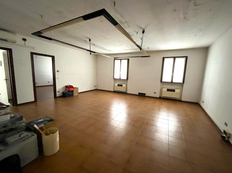 SOSSANO Centro: Complesso immobiliare che racchiude in se fabbricati di diversa tipologia e desti...