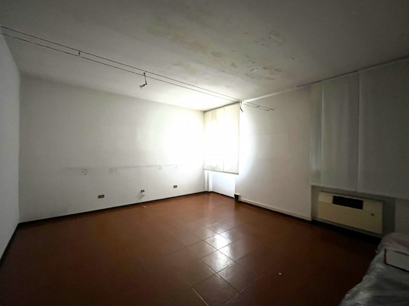 SOSSANO Centro: Complesso immobiliare che racchiude in se fabbricati di diversa tipologia e desti...