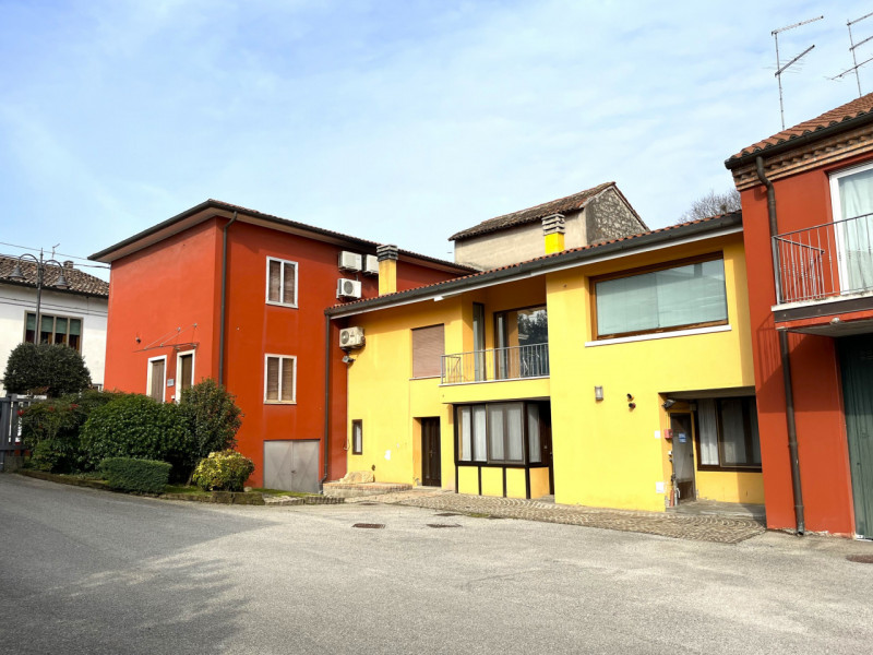 SOSSANO Centro: Complesso immobiliare che racchiude in se fabbricati di diversa tipologia e desti...