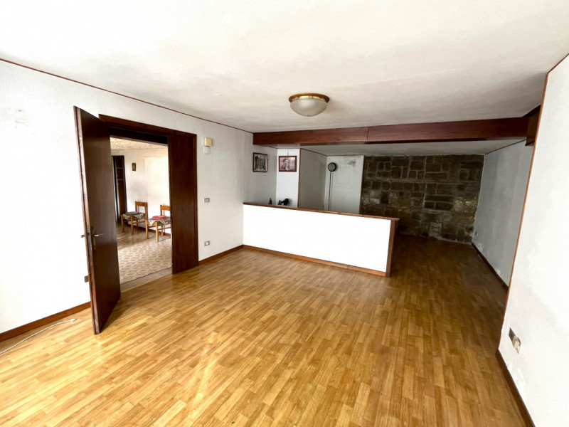 SOSSANO Centro: Complesso immobiliare che racchiude in se fabbricati di diversa tipologia e desti...