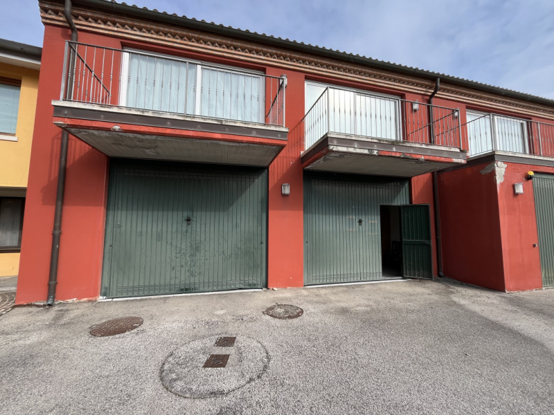 SOSSANO Centro: Complesso immobiliare che racchiude in se fabbricati di diversa tipologia e desti...