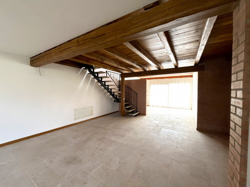 SOSSANO Centro: Complesso immobiliare che racchiude in se fabbricati di diversa tipologia e desti...