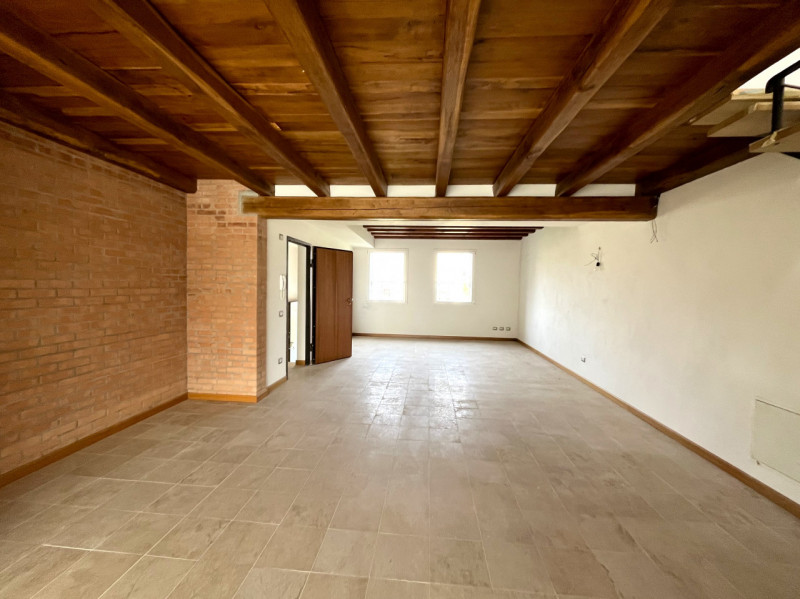 SOSSANO Centro: Complesso immobiliare che racchiude in se fabbricati di diversa tipologia e desti...