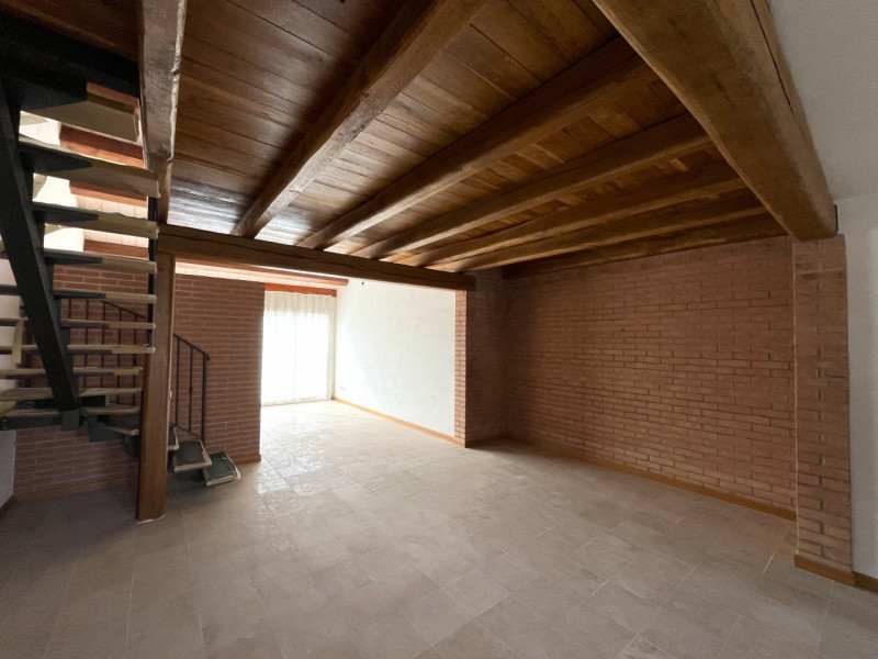 SOSSANO Centro: Complesso immobiliare che racchiude in se fabbricati di diversa tipologia e desti...