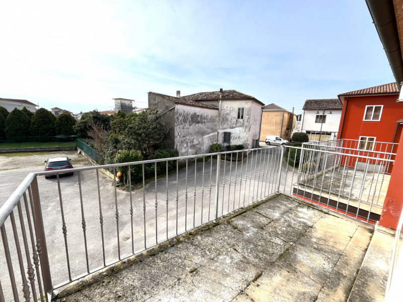 SOSSANO Centro: Complesso immobiliare che racchiude in se fabbricati di diversa tipologia e desti...