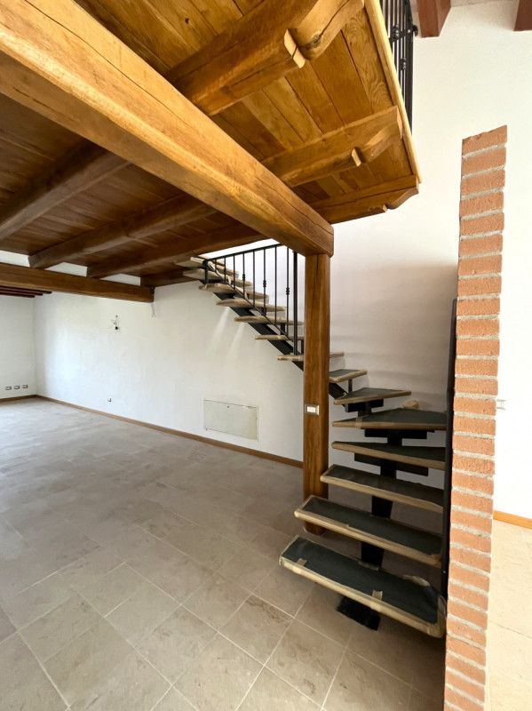 SOSSANO Centro: Complesso immobiliare che racchiude in se fabbricati di diversa tipologia e desti...