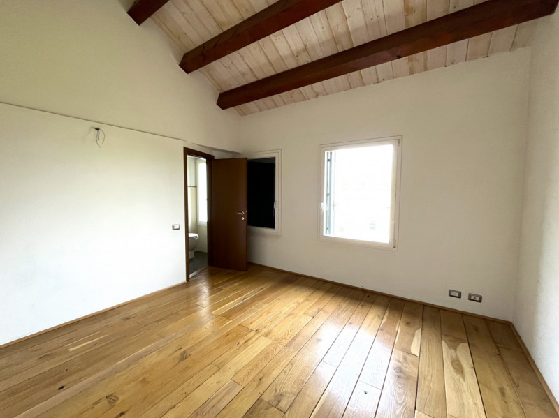 SOSSANO Centro: Complesso immobiliare che racchiude in se fabbricati di diversa tipologia e desti...