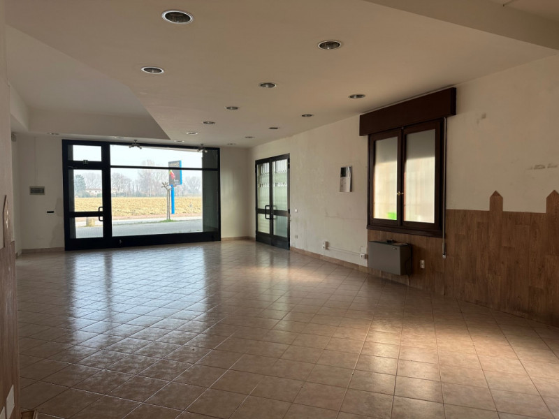 Nelle immediate vicinanze della zona industriale di SACCOLONGO ed in zona di forte passaggio, pro...