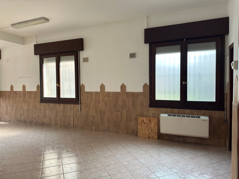 Nelle immediate vicinanze della zona industriale di SACCOLONGO ed in zona di forte passaggio, pro...