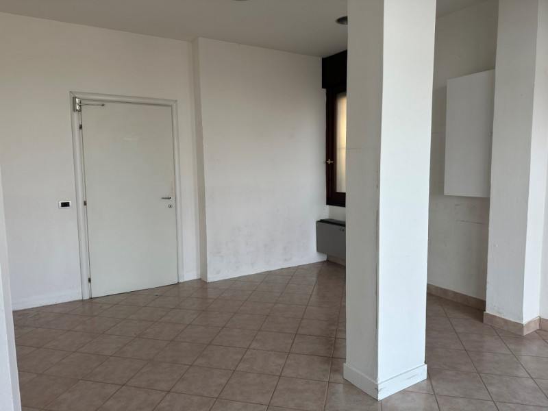 Nelle immediate vicinanze della zona industriale di SACCOLONGO ed in zona di forte passaggio, pro...