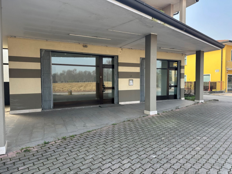 Nelle immediate vicinanze della zona industriale di SACCOLONGO ed in zona di forte passaggio, pro...