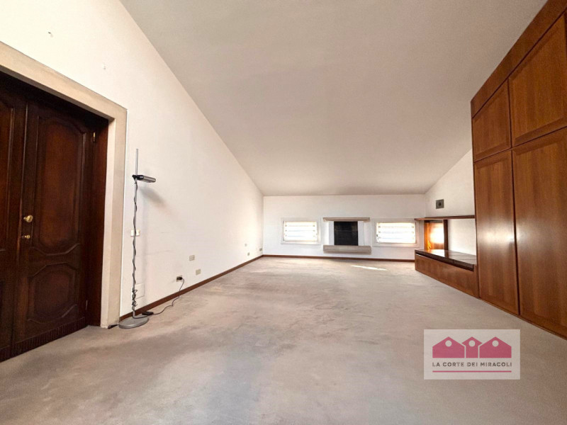 CENTRO STORICO: PALAZZO STORICO PIANO ULTIMO, ASCENSORE, SOGGIORNO, CUCINA ARREDATA SEPARATA, LAV...