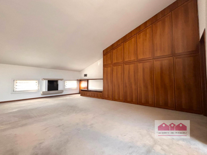 CENTRO STORICO: PALAZZO STORICO PIANO ULTIMO, ASCENSORE, SOGGIORNO, CUCINA ARREDATA SEPARATA, LAV...