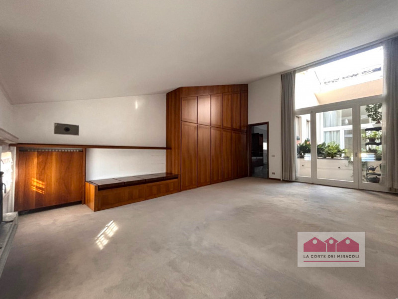 CENTRO STORICO: PALAZZO STORICO PIANO ULTIMO, ASCENSORE, SOGGIORNO, CUCINA ARREDATA SEPARATA, LAV...