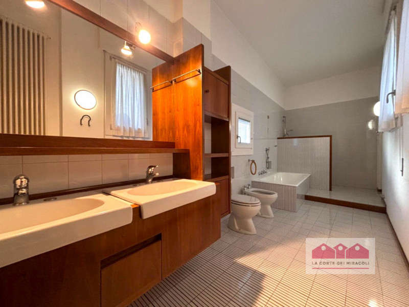 CENTRO STORICO: PALAZZO STORICO PIANO ULTIMO, ASCENSORE, SOGGIORNO, CUCINA ARREDATA SEPARATA, LAV...