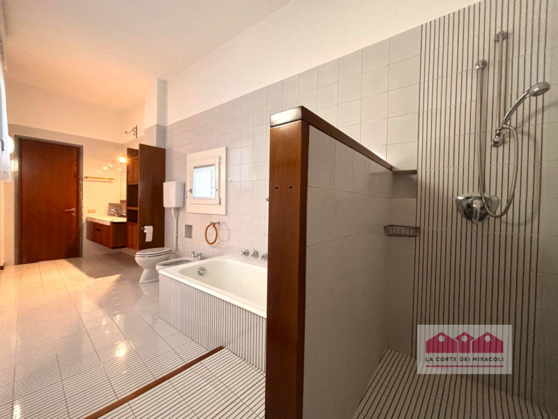 CENTRO STORICO: PALAZZO STORICO PIANO ULTIMO, ASCENSORE, SOGGIORNO, CUCINA ARREDATA SEPARATA, LAV...