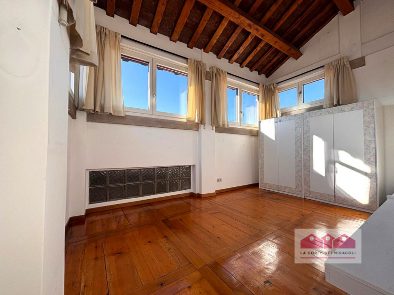 CENTRO STORICO: PALAZZO STORICO PIANO ULTIMO, ASCENSORE, SOGGIORNO, CUCINA ARREDATA SEPARATA, LAV...