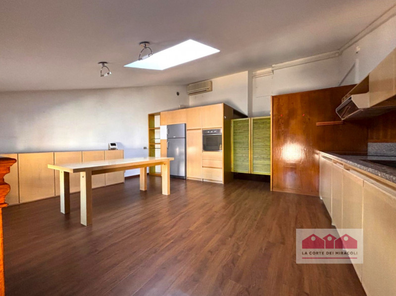 CENTRO STORICO: PALAZZO STORICO PIANO ULTIMO, ASCENSORE, SOGGIORNO, CUCINA ARREDATA SEPARATA, LAV...