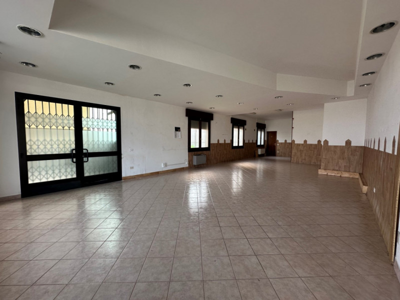 Nelle immediate vicinanze della zona industriale di SACCOLONGO ed in zona di forte passaggio, pro...