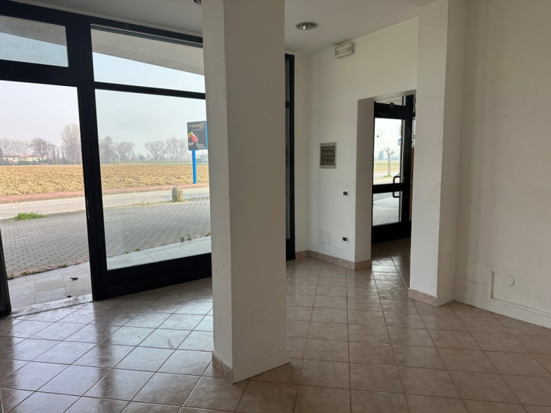 Nelle immediate vicinanze della zona industriale di SACCOLONGO ed in zona di forte passaggio, pro...