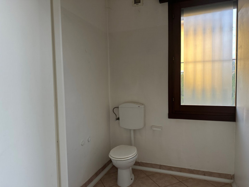 Nelle immediate vicinanze della zona industriale di SACCOLONGO ed in zona di forte passaggio, pro...