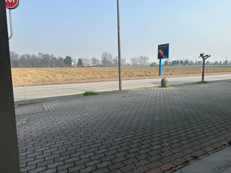 Nelle immediate vicinanze della zona industriale di SACCOLONGO ed in zona di forte passaggio, pro...