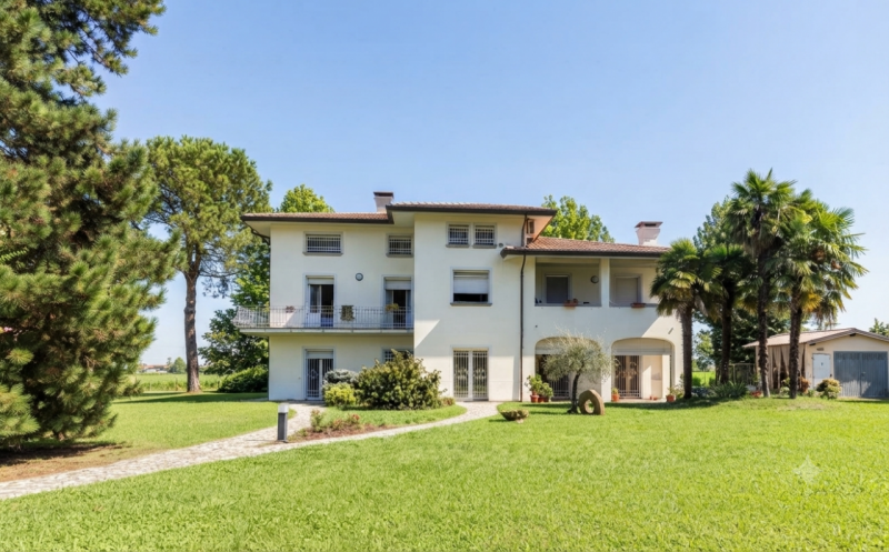 (Per INFO Mattias 3494222146) Scopri questa magnifica villa contemporanea situata nel cuore di An...