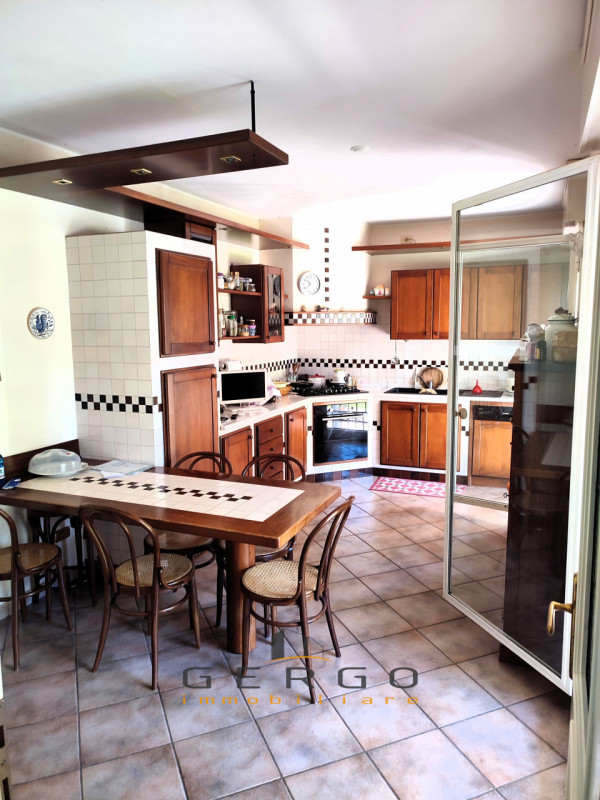 (Per INFO Mattias 3494222146) Scopri questa magnifica villa contemporanea situata nel cuore di An...