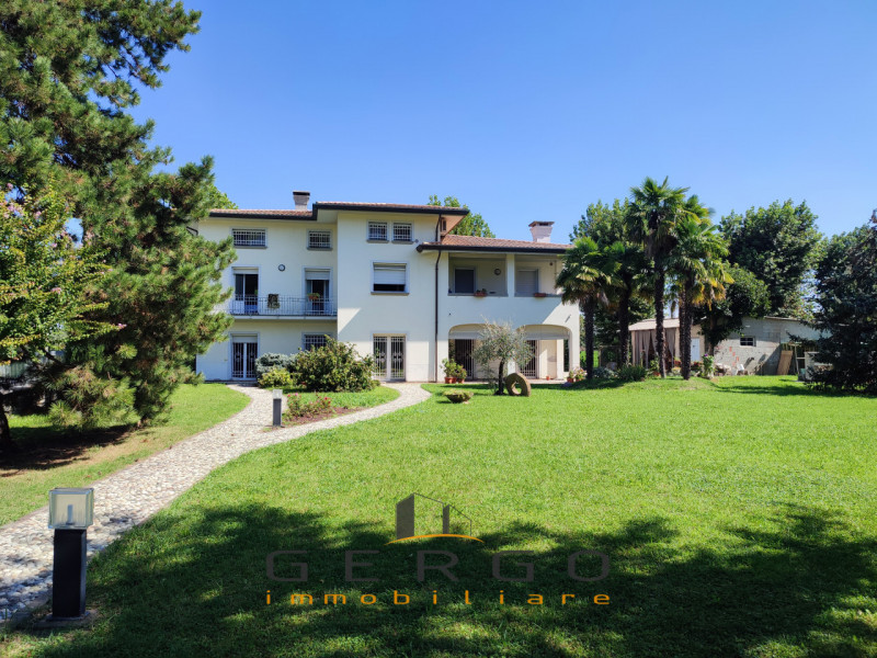 (Per INFO Mattias 3494222146) Scopri questa magnifica villa contemporanea situata nel cuore di An...