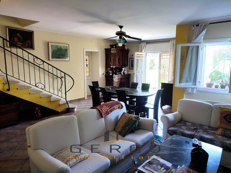 (Per INFO Mattias 3494222146) Scopri questa magnifica villa contemporanea situata nel cuore di An...