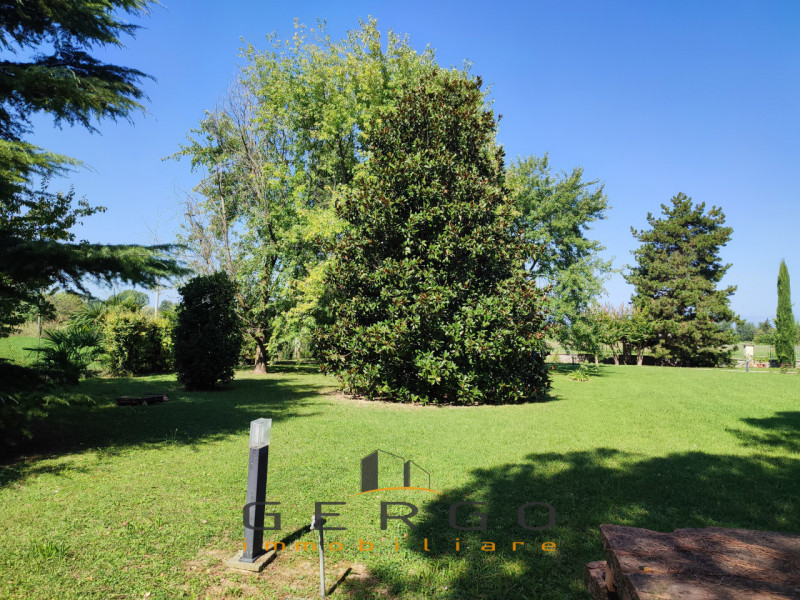 (Per INFO Mattias 3494222146) Scopri questa magnifica villa contemporanea situata nel cuore di An...