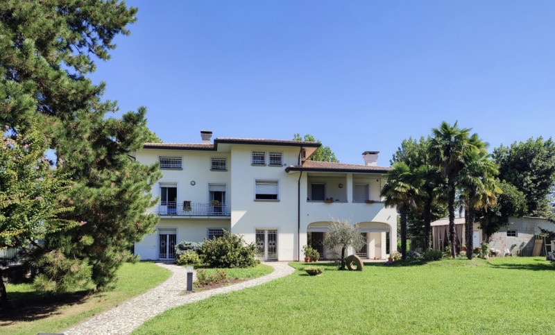 (Per INFO Mattias 3494222146) Scopri questa magnifica villa contemporanea situata nel cuore di An...