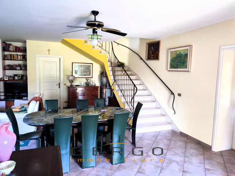 (Per INFO Mattias 3494222146) Scopri questa magnifica villa contemporanea situata nel cuore di An...