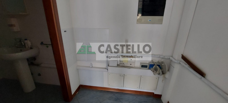 Camposampiero in posizione centrale e visibile proponiamo in affitto spazioso ufficio al primo pi...