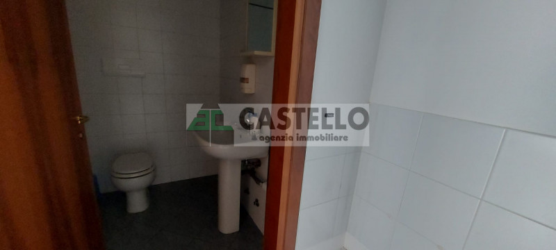 Camposampiero in posizione centrale e visibile proponiamo in affitto spazioso ufficio al primo pi...