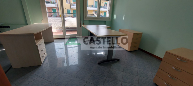 Camposampiero in posizione centrale e visibile proponiamo in affitto spazioso ufficio al primo pi...