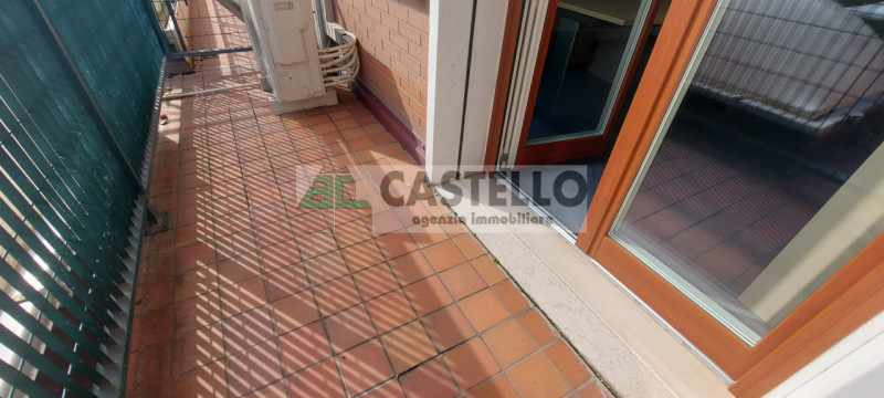 Camposampiero in posizione centrale e visibile proponiamo in affitto spazioso ufficio al primo pi...