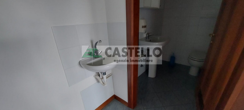 Camposampiero in posizione centrale e visibile proponiamo in affitto spazioso ufficio al primo pi...