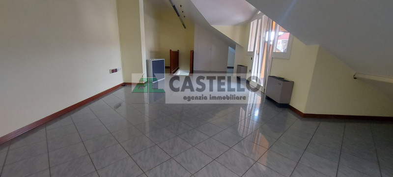 Camposampiero in posizione centrale e visibile proponiamo in affitto spazioso ufficio al primo pi...