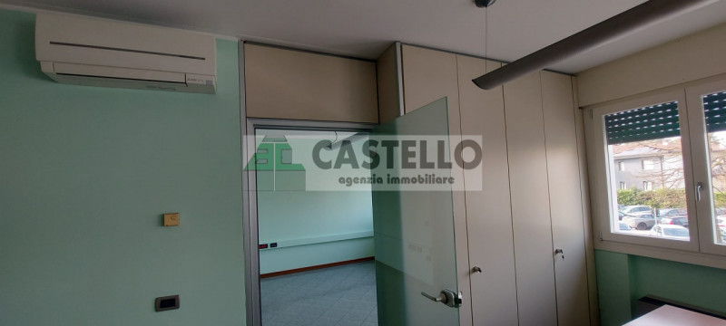 Camposampiero in posizione centrale e visibile proponiamo in affitto spazioso ufficio al primo pi...