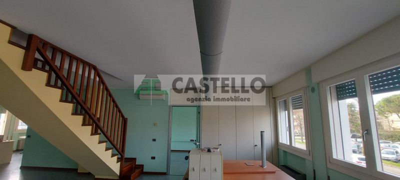 Camposampiero in posizione centrale e visibile proponiamo in affitto spazioso ufficio al primo pi...