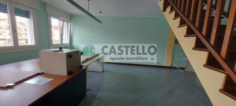 Camposampiero in posizione centrale e visibile proponiamo in affitto spazioso ufficio al primo pi...