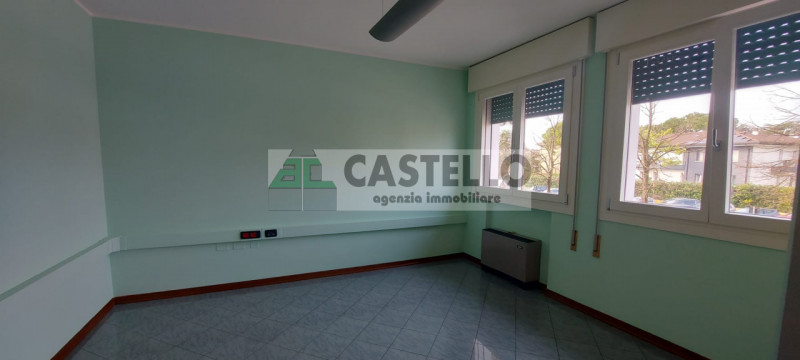 Camposampiero in posizione centrale e visibile proponiamo in affitto spazioso ufficio al primo pi...