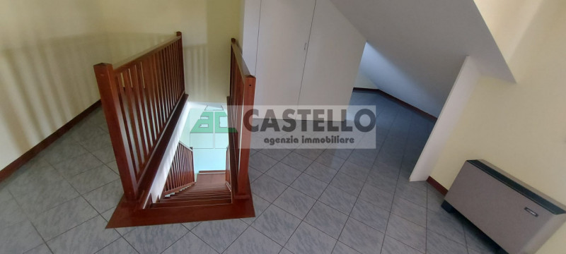 Camposampiero in posizione centrale e visibile proponiamo in affitto spazioso ufficio al primo pi...