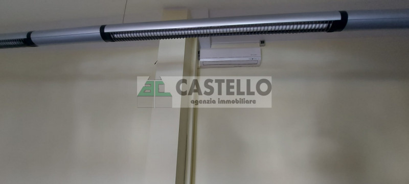 Camposampiero in posizione centrale e visibile proponiamo in affitto spazioso ufficio al primo pi...