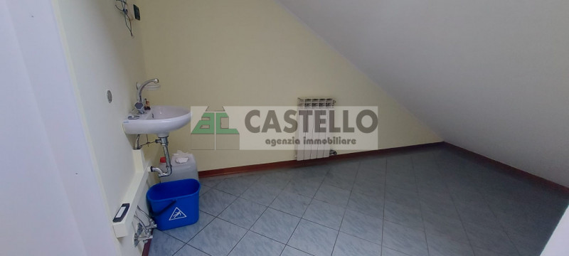 Camposampiero in posizione centrale e visibile proponiamo in affitto spazioso ufficio al primo pi...