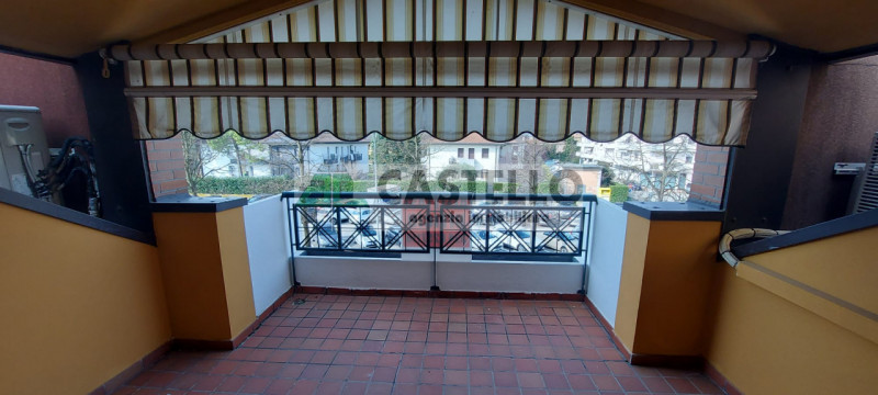 Camposampiero in posizione centrale e visibile proponiamo in affitto spazioso ufficio al primo pi...