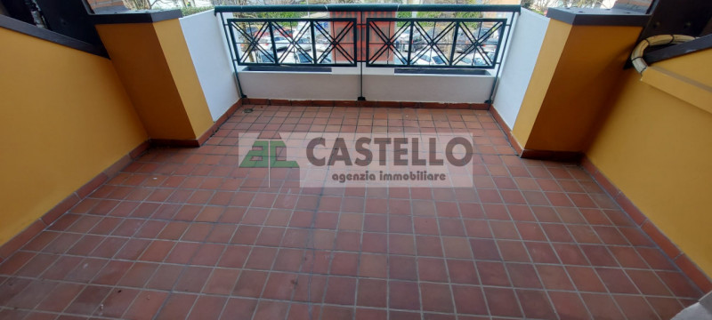 Camposampiero in posizione centrale e visibile proponiamo in affitto spazioso ufficio al primo pi...