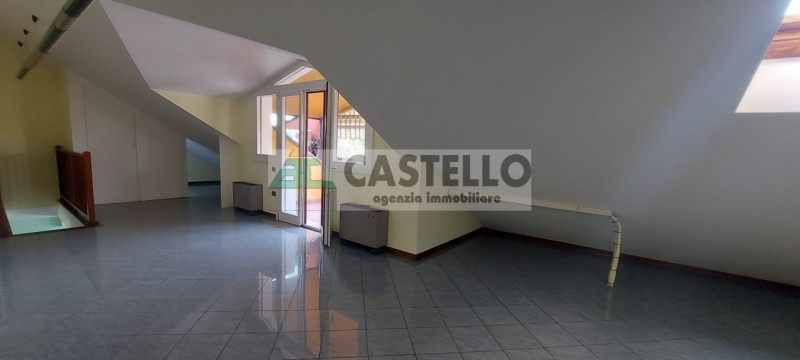 Camposampiero in posizione centrale e visibile proponiamo in affitto spazioso ufficio al primo pi...