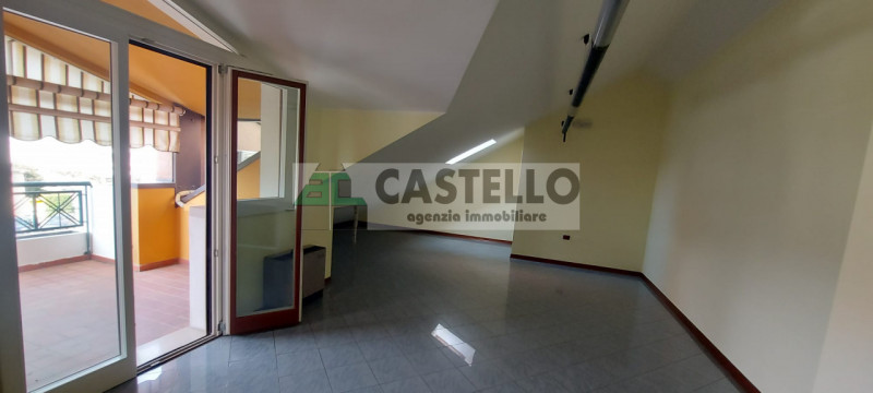 Camposampiero in posizione centrale e visibile proponiamo in affitto spazioso ufficio al primo pi...